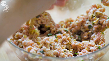 酸白菜餃子作法之一：將豬絞肉、酸白菜、蔥花、薑末拌勻。（C2食光提供）