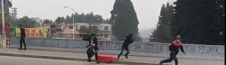 1月12日，广东中山市三乡镇侨兴花园附近，一名男子遭两名蒙面大汉袭击。（受访者提供）