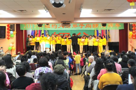 全球退黨服務中心義工表演合唱《師恩頌》。