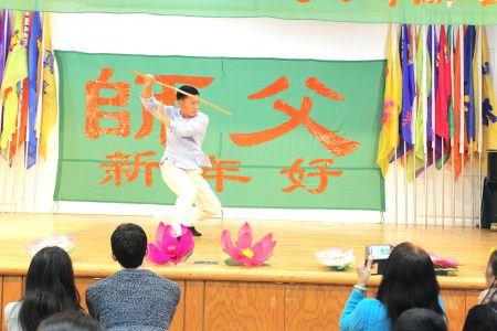 法輪功學員表演中國武術。