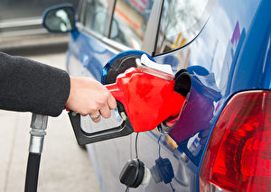從1日起安省的碳限額排放及交易（cap-and-trade）稅開始施行，從星期一起，汽油價格至少每升漲了5分。圖爲一名婦女在多倫多一個加油站加油。（Roberto Machado Noa/LightRocket via Getty Images）