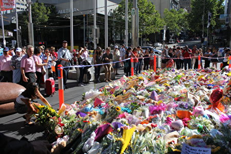 1月22日周日墨尔本市中心撞人案事发现场，民众献上鲜花和玩具表示哀悼。（Lucy Liu/大纪元）