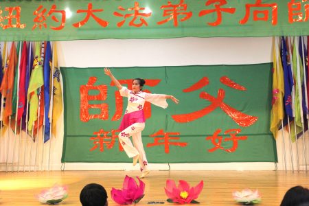 法輪功小弟子表演中國古典舞。
