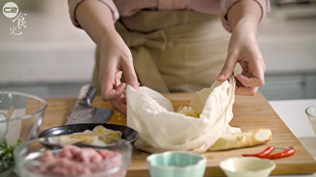 酸白菜餃子作法之一，放入豆漿袋將水分擠乾一點。（C2食光提供）