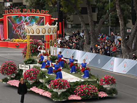 第128届帕萨迪纳（Pasadena）玫瑰花车皇后与公主们。（徐绣惠/大纪元）