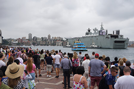 大型軍艦短暫停留在碼頭近處，吸引眾多觀眾拍照留念。（燕楠/大紀元）