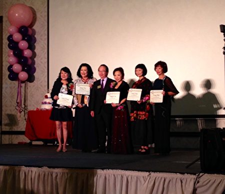 成立30周年的美国华裔舞蹈协会，1月21日盛大举行庆祝年会，蒙特利公园市议员陈赞新颁发奖状。（袁玫／大纪元）