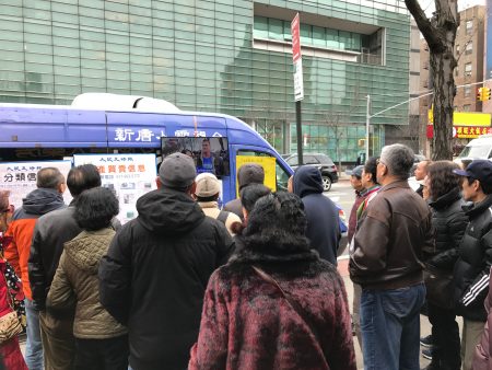 新唐人直播第45任总统川普就职典礼，华人观众在街头围得里三层外三层地收看。