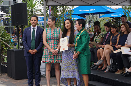 悉尼市長摩爾（Clover Moore）、新鎮區州議員珍妮．梁（Jenny Leong）和悉尼區州議員格林尼奇（Alex Greenwich）為韓裔Marie頒發公民證書。（燕楠/大紀元）