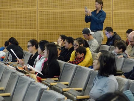 参加学前班讲座的，华人家长占多数。