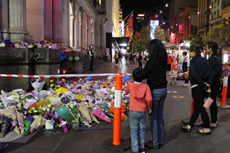 汽车撞人惨案事发地，民众献上的鲜花和玩具。（Lucy Liu/大纪元）