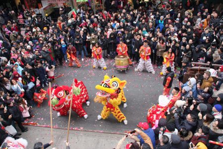 金鸡年的第一天 ，曼哈顿华埠勿街被舞狮队伍、七彩纸碎和欢乐的人群淹没。