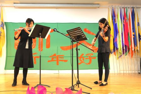 就讀音樂學院的青年法輪功學員演奏長笛和小提琴。