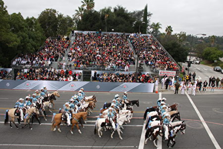 第128届帕萨迪纳（Pasadena）玫瑰花车游行马队。（徐绣惠/大纪元）
