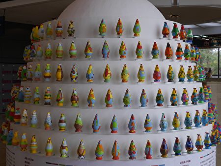 1103件「小感動雞」，展現多元的色彩觀察及豐沛的創作能量。（方金媛／大紀元）