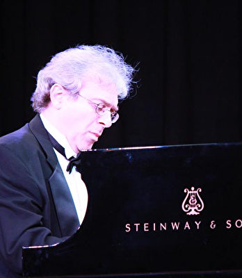 圖：2015年Boris Konovalov博士在溫哥華通利琴行的獨奏會上。（圖片由Boris Konovalov博士提供）