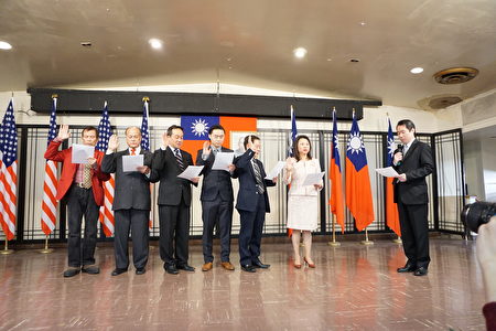 中華會館連任主席黃于紋（右二）及新職員，在何震寰處長（右一）監誓下宣誓就職。（溫文清/大紀元） 