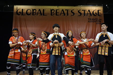 FASCA青年表演台湾原住民舞蹈。（温文清/大纪元） 