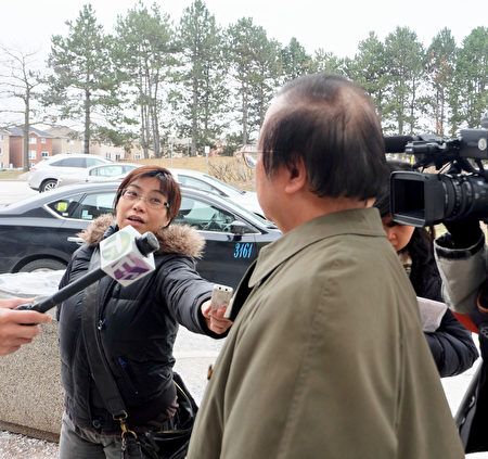 1月24日，潘钰仪诈骗案的华裔受害者吴先生告诉媒体，他希望潘坐牢。（周月谛／大纪元）
