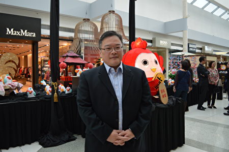 图：加拿大亚裔活动协会执行总监吴权益，在Oakridge鸡年艺术展上，向大纪元读者拜年。（邱晨/大纪元）