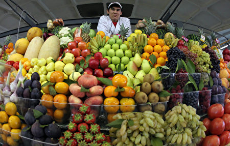 俄罗斯的水果贩。(Alexey SAZONOV/AFP/Getty Images)