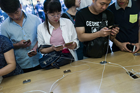 中國消費者在體驗蘋果手機iPhone 7。(FRED DUFOUR/AFP/Getty Images)