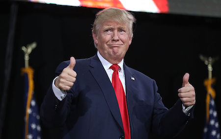 川普在佛州一個競選集會上作出怪趣的表情。(Joe Raedle/Getty Images)