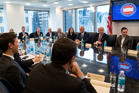 川普去年12月14日与科技公司高管举行会议。(Drew Angerer/Getty Images)