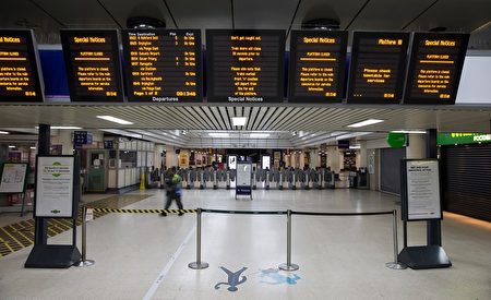 圣诞节期间英国的铁路运输一团糟，有罢工的、有修路的，许多人发现伦敦的Paddington火车站干脆关门近一个星期进行维修。 (Photo credit should read DANIEL LEAL-OLIVAS/AFP/Getty Images)