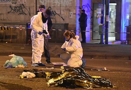 義大利內政部長23日證實，柏林卡車恐襲案突尼斯主嫌阿姆里（Anis Amri）在米蘭與警方交火時被擊斃。圖為義大利警察和法醫專家站在阿姆里屍體旁。（DANIELE BENNATI/AFP/Getty Images）