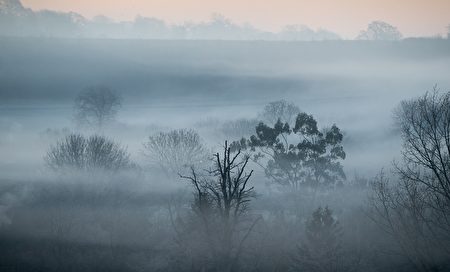 新年前，接連幾日大霧籠罩英國。公路上車禍不斷，機場大批航班取消。(Photo by Matt Cardy/Getty Images)