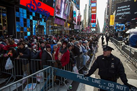 Police officers patrol Times Square before New Year's eve celebrations in New York on December 31, 2016. / AFP / Eduardo Munoz Alvarez (Photo credit should read EDUARDO MUNOZ ALVAREZ/AFP/Getty Images)