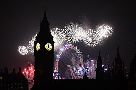 绚丽的焰火中，英国迎来了崭新的2017年。这一年里英国将面临前所未有的挑战，将正式启动脱离欧盟的程序，开始与欧盟进行谈判。 (Photo by Leon Neal/Getty Images)