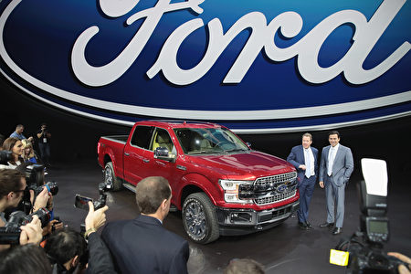 DETROIT, MI - JANUARY 09: Bill Ford (L), Executive Chairman of Ford and Mark Fields, President and CEO, show off Ford's new F150 at the North American International Auto Show (NAIAS) on January 9, 2017 in Detroit, Michigan. The show is open to the public from January 14-22. (Photo by Scott Olson/Getty Images)
