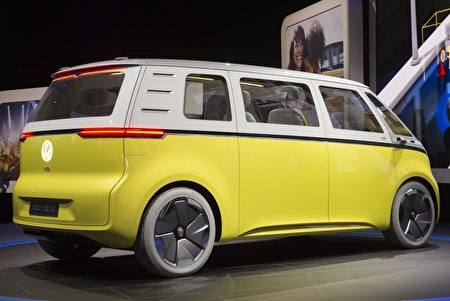 The Volkswagen I.D. Buzz autonomous minibus concept is unveiled during the 2017 North American International Auto Show in Detroit, Michigan, January 9, 2017. / AFP / SAUL LOEB (Photo credit should read SAUL LOEB/AFP/Getty Images)