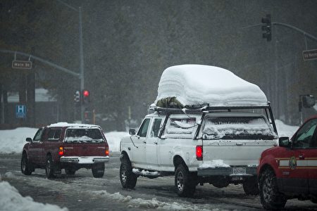 Snow continues to fall in Mammoth Lakes, California, January 9, 2017 as a series of strong storms moves through the western US state. / AFP / DAVID MCNEW (Photo credit should read DAVID MCNEW/AFP/Getty Images)