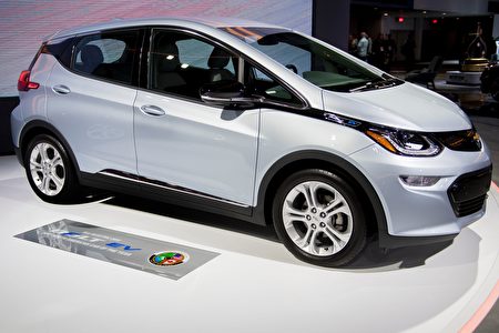 The Chevy Bolt EV is shown during the 2017 North American International Auto Show in Detroit, Michigan, January 10, 2017. / AFP / JIM WATSON (Photo credit should read JIM WATSON/AFP/Getty Images)