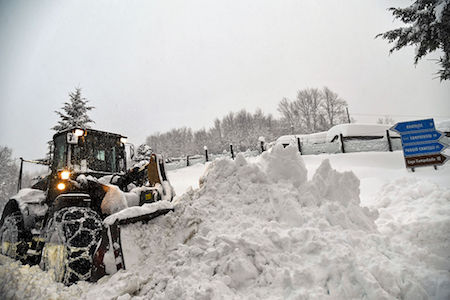 地震后，铲雪车清理厚厚的积雪。(ANDREAS SOLARO/AFP/Getty Images)