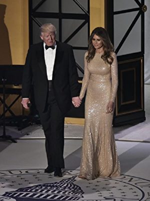 US President-elect Donald Trump and Melania Trump arrive to a reception and dinner at Union Station in Washington, DC on January 19, 2017. / AFP / MANDEL NGAN (Photo credit should read MANDEL NGAN/AFP/Getty Images)