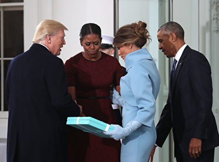 1月20日，川普宣誓就职成为美国第45任总统，一直陪伴在侧的模特妻子梅兰妮亚以一身粉蓝色洋装亮相。(Mark Wilson/Getty Images)