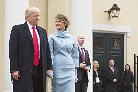 1月20日川普宣誓就职成为美国第45任总统，模特妻子梅兰妮亚以一身粉蓝色洋装亮相。(Chris Kleponis-Pool/Getty Images)