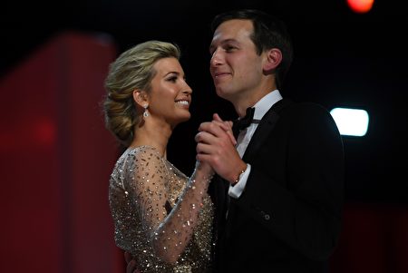 伊万卡和先生库什纳20日在晚宴共舞。(JIM WATSON/AFP/Getty Images)