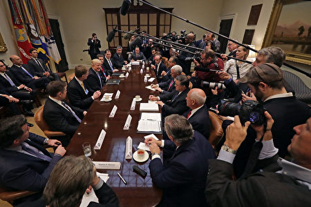 川普与十名企业高管会面，大批媒体记者在现场采访情形。(Chip Somodevilla/Getty Images)