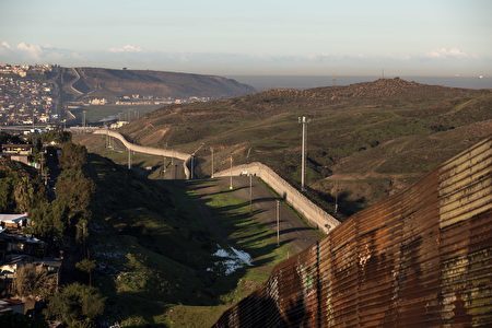 川普25日表示，会在几个月内开始在美墨边境修墙，经费完全墨国买单。(GUILLERMO ARIAS/AFP/Getty Images)