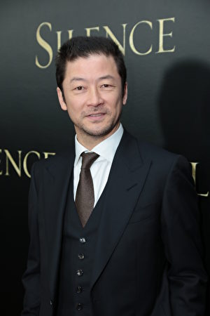 日本男星浅野忠信（Tadanobu Asano）在洛杉矶1月5日电影《沉默》红毯首映。（派拉蒙影业提供）