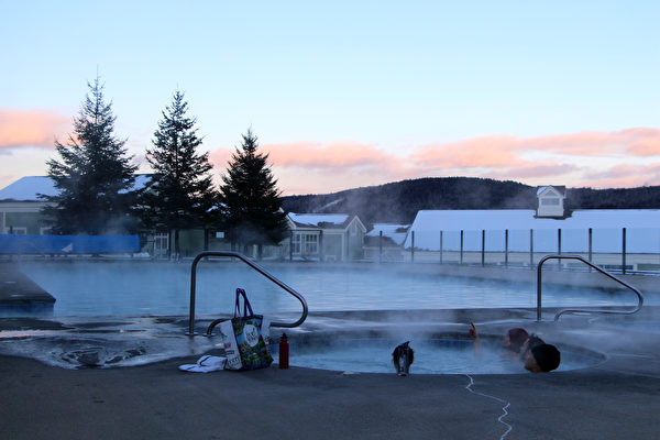 Okemo滑雪场的户外热水池。（大纪元）