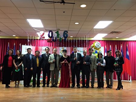 亚特兰大台湾商会举办跨年晚会。图为刘经岩处长与理事代表同台。（文竹／大纪元）