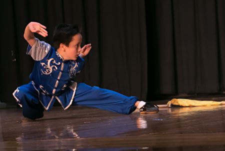 九歲的「功夫小子」周小虎表演了武術「聞雞起舞」。（李莎/大紀元)
