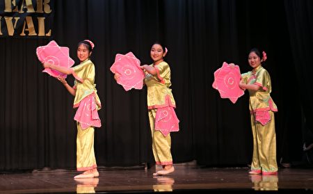 華府明慧學校學生表演的中國傳統舞蹈。（李莎/大紀元）