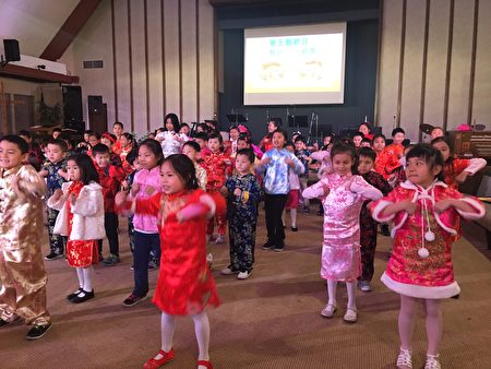 全場學生精采演出慶賀雞年舞蹈。（洛僑中心提供）